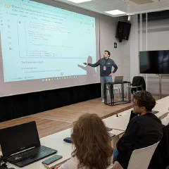 Photo of Agentes Inteligentes que Evolucionan: Software Automodificable con LLMs y Python